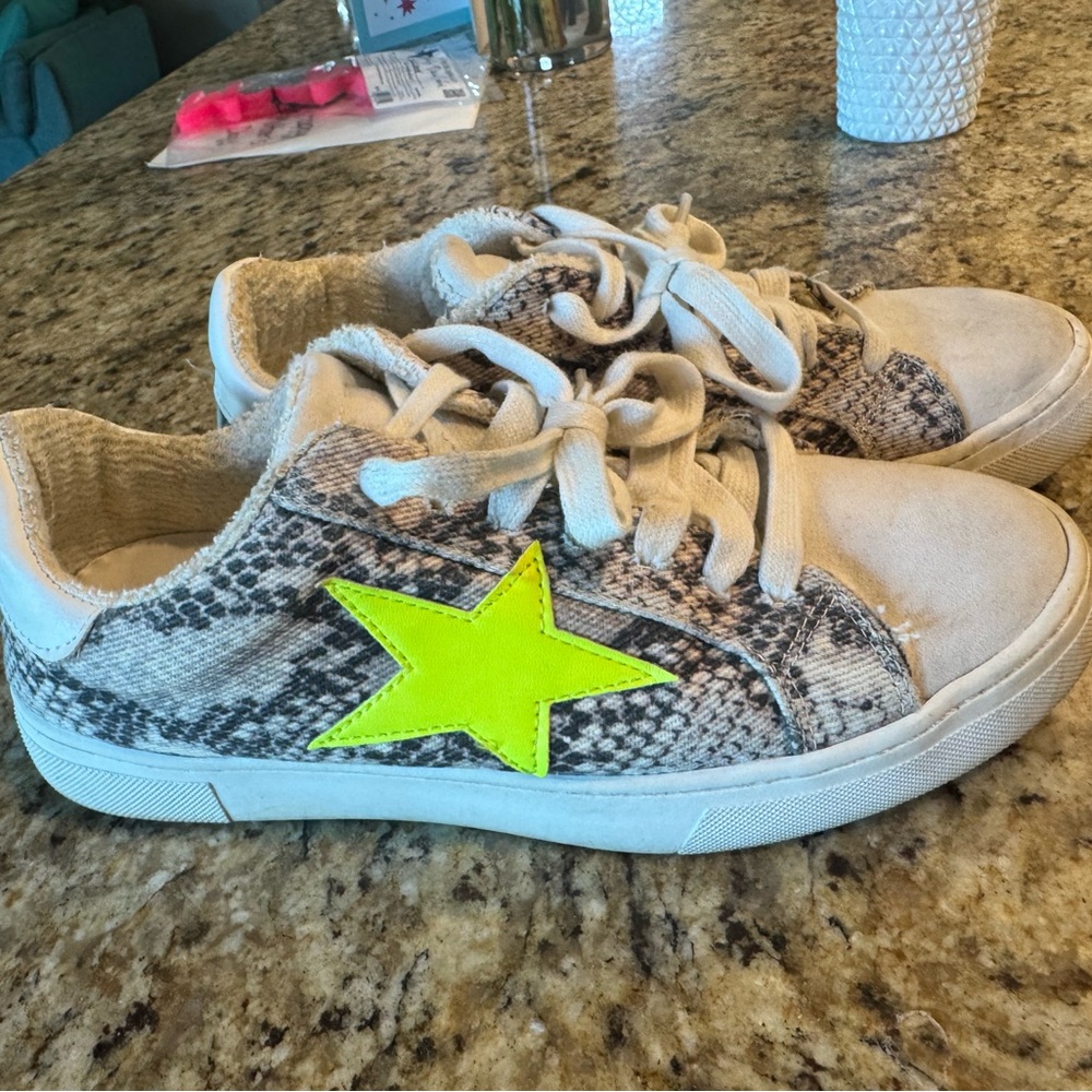Steve Madden Cream and Yellow Sneakers with Trendy Design